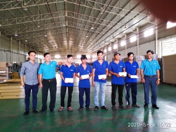 Đ/c Bùi đình Lợi CT LĐLĐ huyện (bên phải) trao quà cho NLĐ có hoàn cảnh khó khăn của Cty TNHH Kumo Việt Nam.