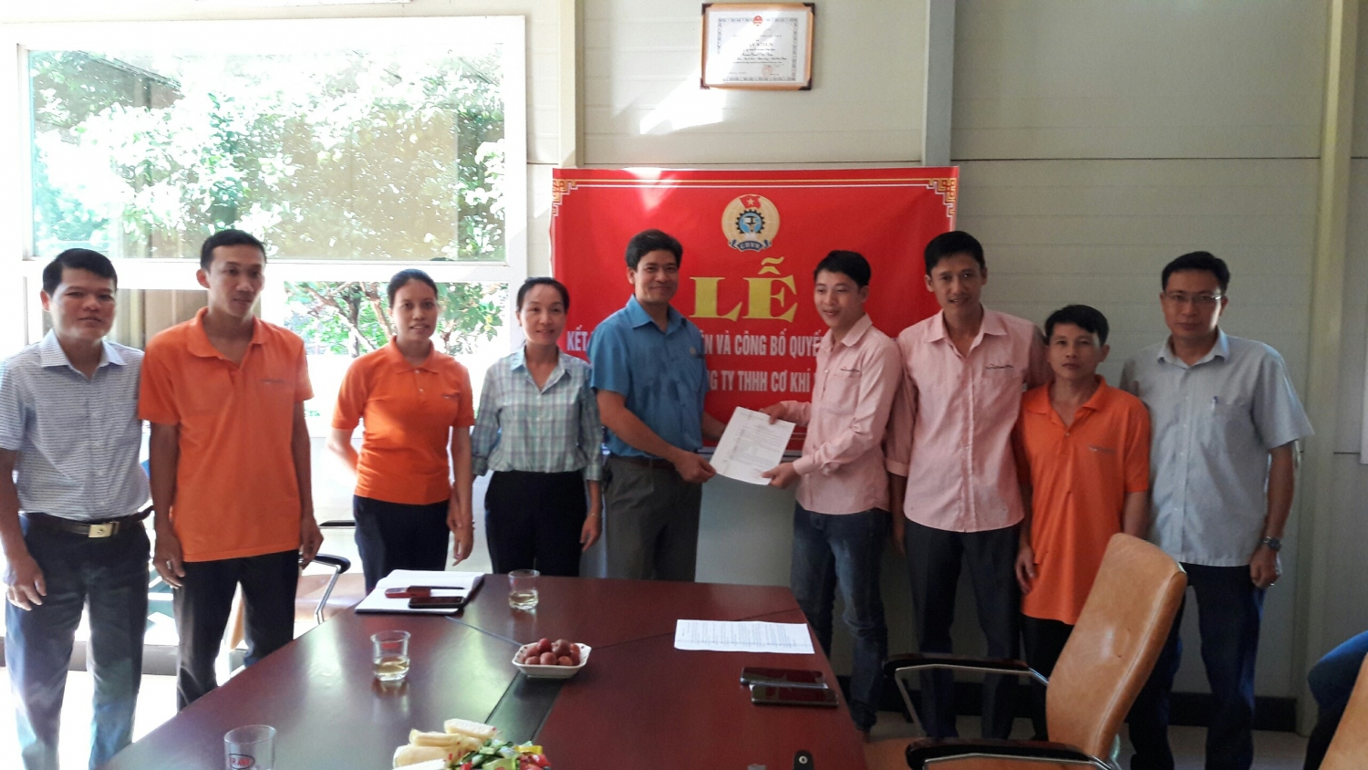 Đ/c Bùi Đình Lợi – CT LĐLĐ huyện trao quyết định thành lập CĐCS và chỉ định BCH CĐCS Lâm thời tại công ty.